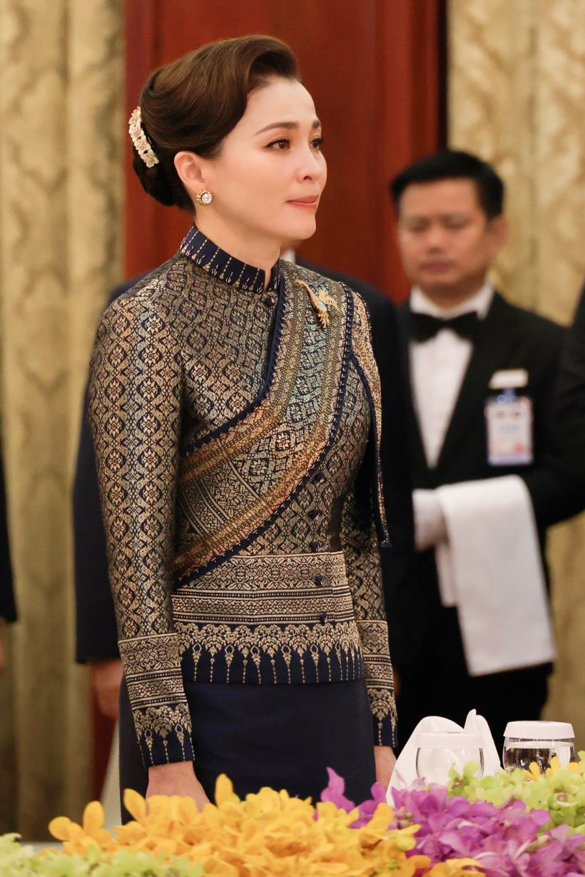 งามวิจิตร! พระราชินี ฉลองพระองค์ไทยอมรินทร์ พาดสไบลาว