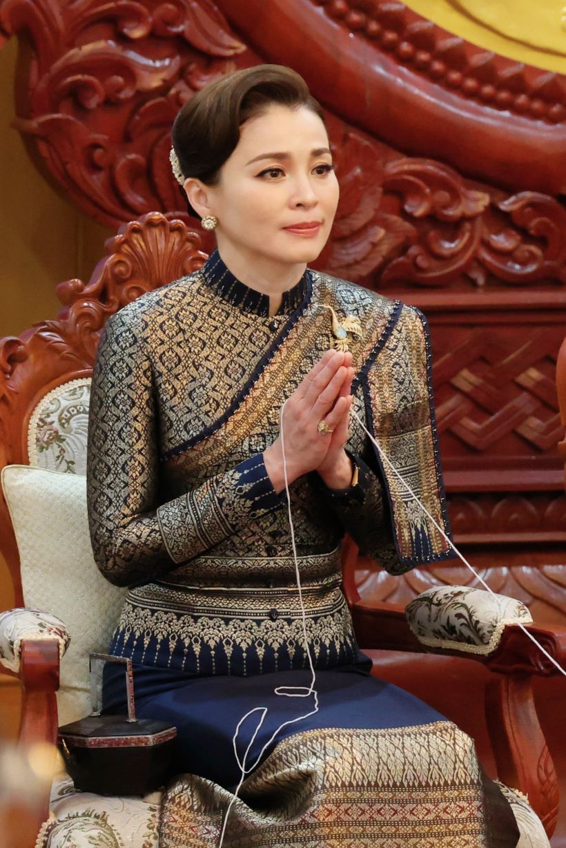 งามวิจิตร! พระราชินี ฉลองพระองค์ไทยอมรินทร์ พาดสไบลาว