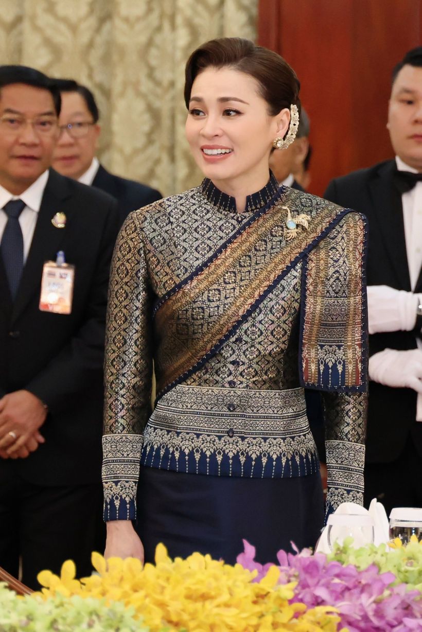 งามวิจิตร! พระราชินี ฉลองพระองค์ไทยอมรินทร์ พาดสไบลาว