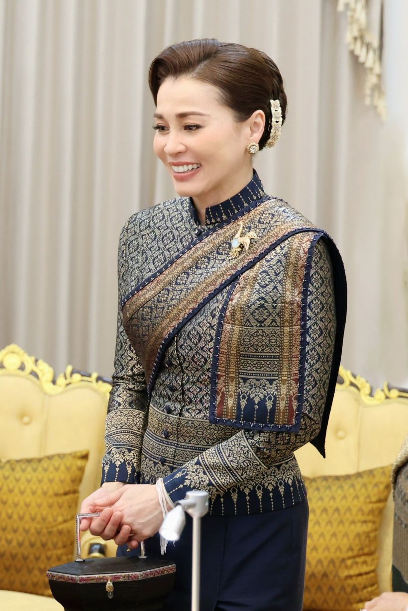 งามวิจิตร! พระราชินี ฉลองพระองค์ไทยอมรินทร์ พาดสไบลาว