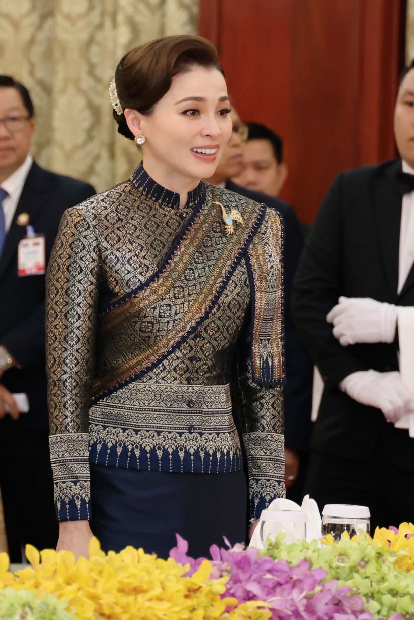 งามวิจิตร! พระราชินี ฉลองพระองค์ไทยอมรินทร์ พาดสไบลาว