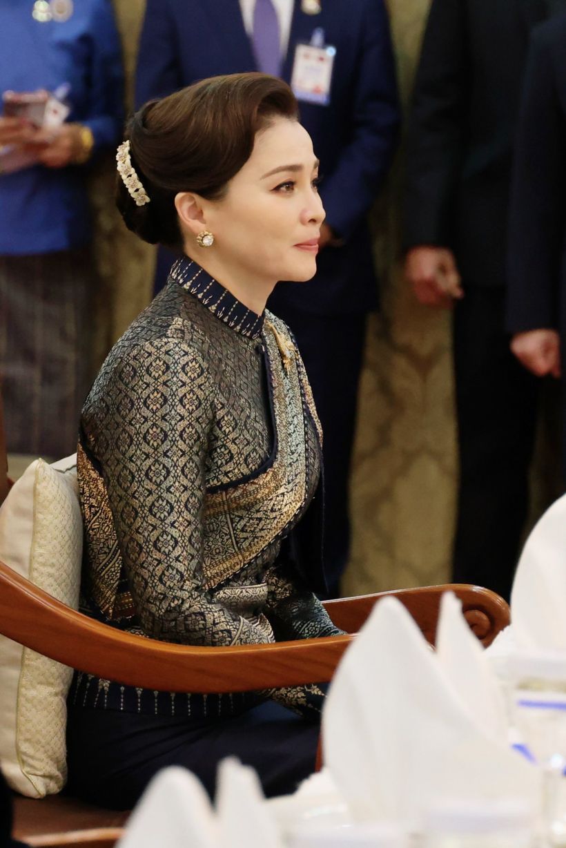 งามวิจิตร! พระราชินี ฉลองพระองค์ไทยอมรินทร์ พาดสไบลาว