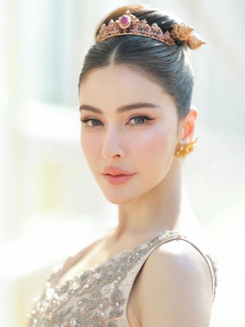 เปิดราคาชุดไทยดุสิต ศรีริต้า ปักคริสตัล วิบวับทั้งตัว