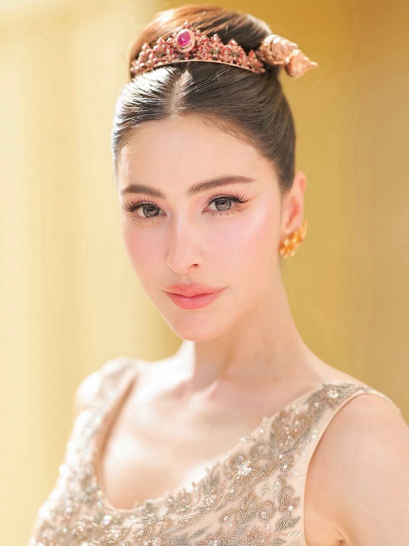 เปิดราคาชุดไทยดุสิต ศรีริต้า ปักคริสตัล วิบวับทั้งตัว