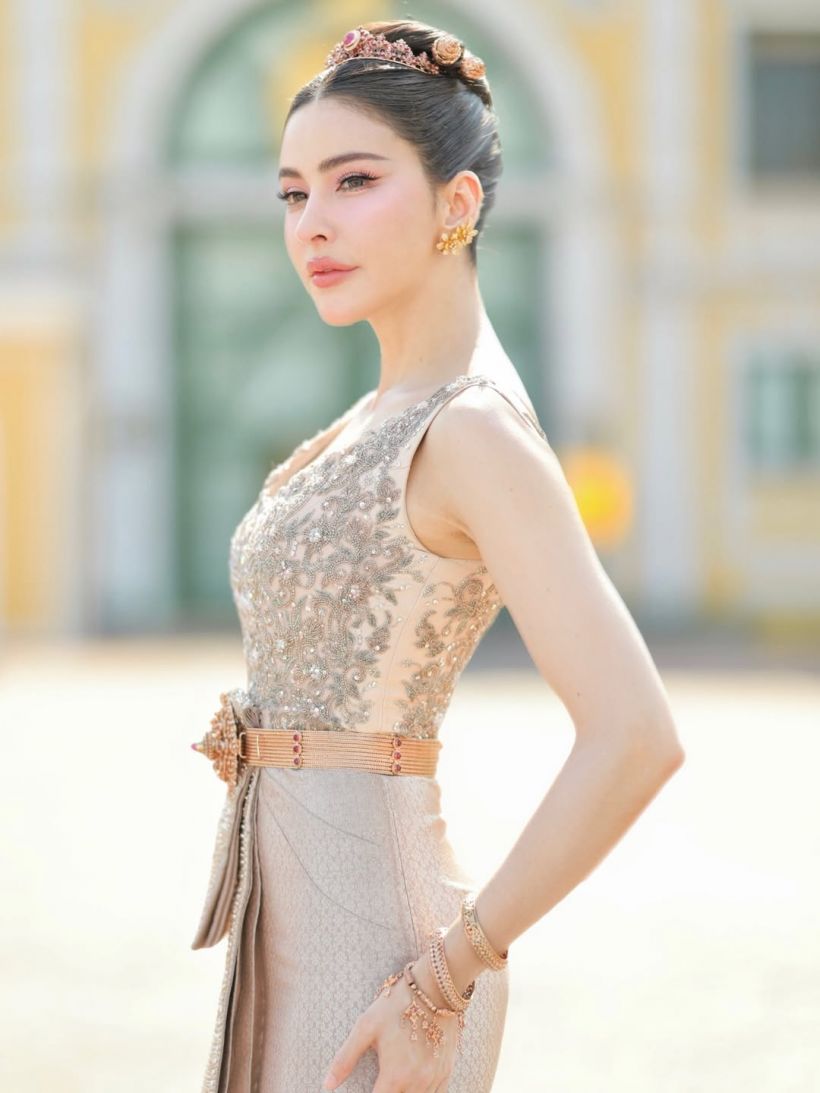 เปิดราคาชุดไทยดุสิต ศรีริต้า ปักคริสตัล วิบวับทั้งตัว