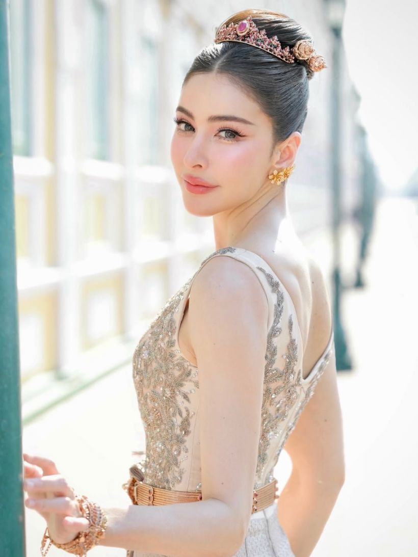 เปิดราคาชุดไทยดุสิต ศรีริต้า ปักคริสตัล วิบวับทั้งตัว