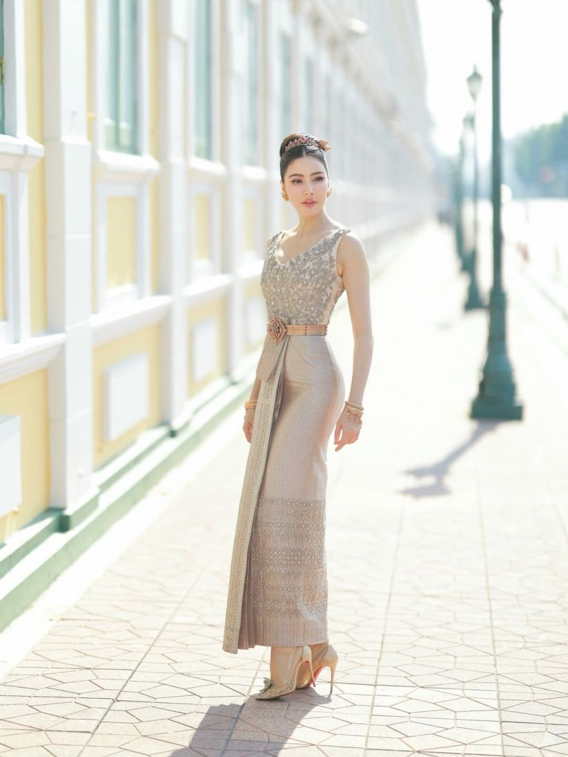 เปิดราคาชุดไทยดุสิต ศรีริต้า ปักคริสตัล วิบวับทั้งตัว