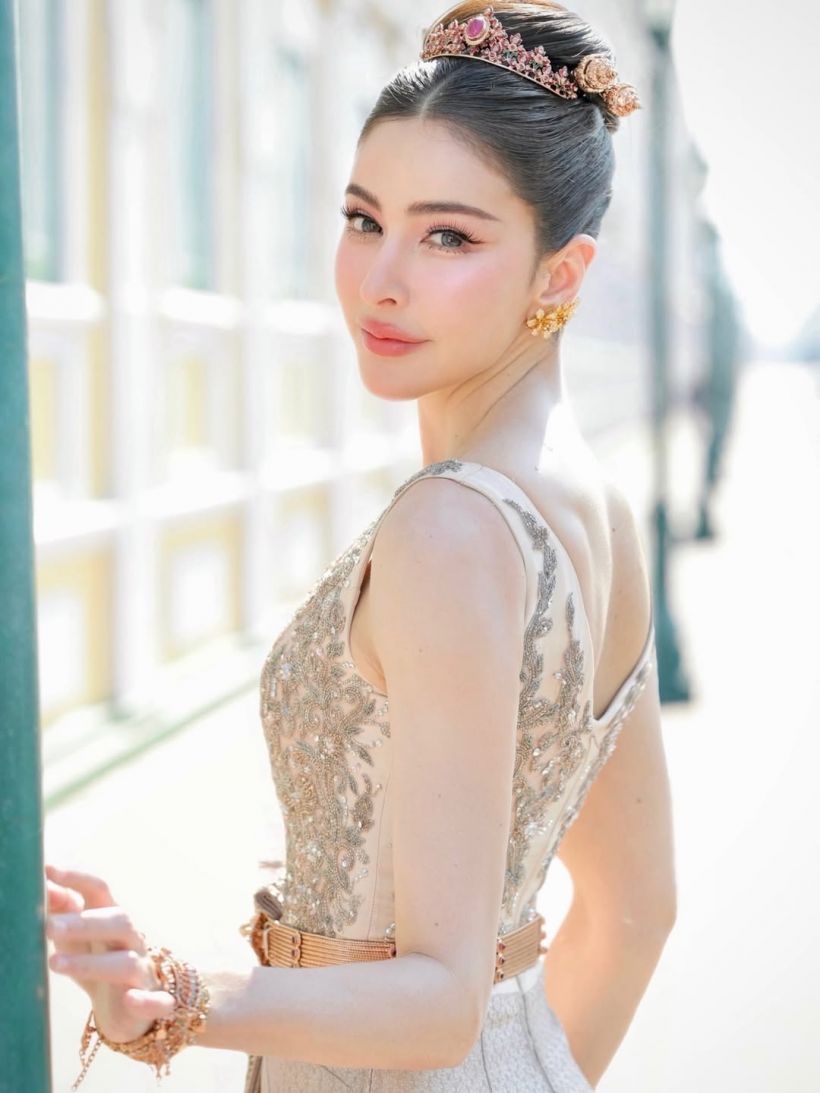 เปิดราคาชุดไทยดุสิต ศรีริต้า ปักคริสตัล วิบวับทั้งตัว