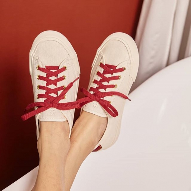  “5 รองเท้าผ้าใบสีขาว” ทรงสวยมาก สาวสไตล์ไหนก็ใส่ได้!