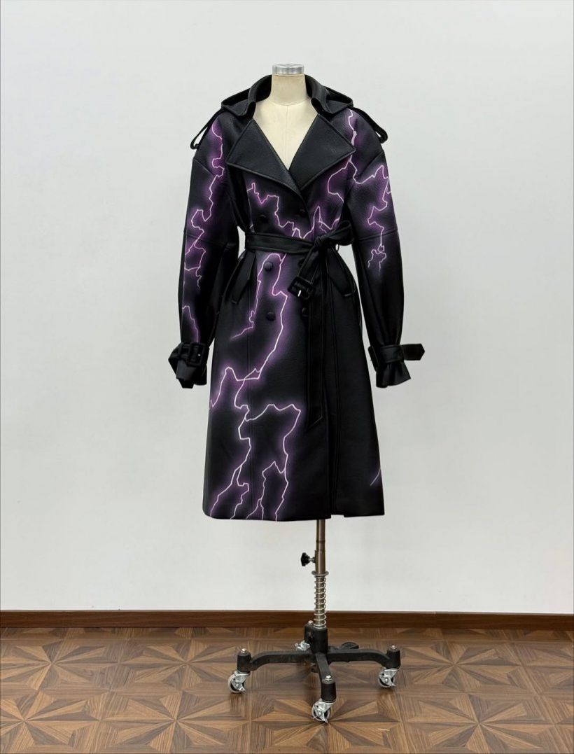 เจาะดีเทลโค้ทสายฟ้า หาซื้อไม่ได้ สั่งตัดพิเศษเพื่อ ลิซ่า คนเดียว