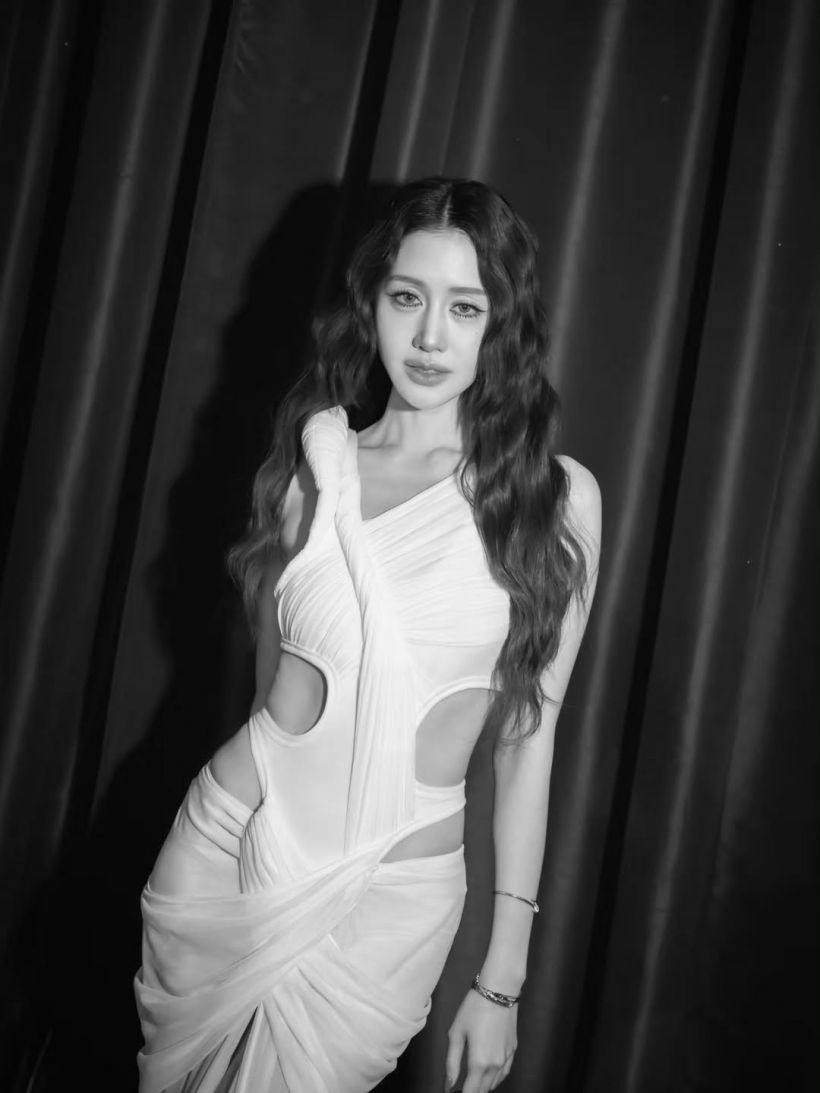 ถอดลุคสวย ลิซ่า เช็คอินทะเลบัวแดง นางเอกคนนี้ก็ใส่